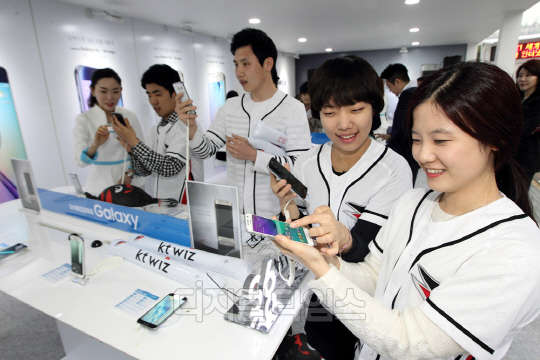 KT는 수원 KT위즈 파크 개장을 기념해 삼성전자 플래그십 스마트폰 '갤럭시S6·엣지'를 미리 체험할 수 있는 '갤럭시S6-기가와이파이(GiGA WiFi) 체험존'을 마련했다고 1일 밝혔다. KT위즈 야구 팬들이 KT위즈 파크에서 제품들을 체험해보고 있다.   <KT 제공>